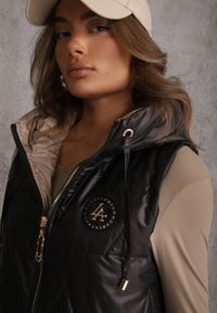 Renee - Czarna Długa Kamizelka Pikowana z Nieodpinanym Kapturem Ozdobiona Naszywką Kasseda. Okazja: na co dzień. Kolor: czarny. Materiał: poliester, jeans. Długość: długie. Wzór: aplikacja. Styl: casual #4