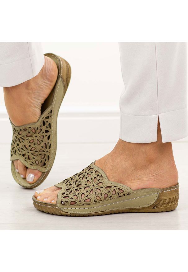 Zielone avocado ażurowe skórzane klapki damskie T.Sokolski L225. Okazja: na spacer, na co dzień. Kolor: zielony. Materiał: skóra. Wzór: ażurowy. Sezon: wiosna, lato. Obcas: na koturnie. Styl: casual, klasyczny