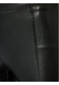 Guess Spodnie z imitacji skóry Nia W3BB18 K8S30 Czarny Regular Fit. Kolor: czarny. Materiał: skóra