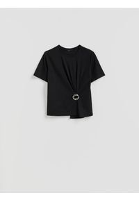 Reserved - T-shirt z ozdobnym detalem - czarny. Kolor: czarny. Materiał: bawełna #1