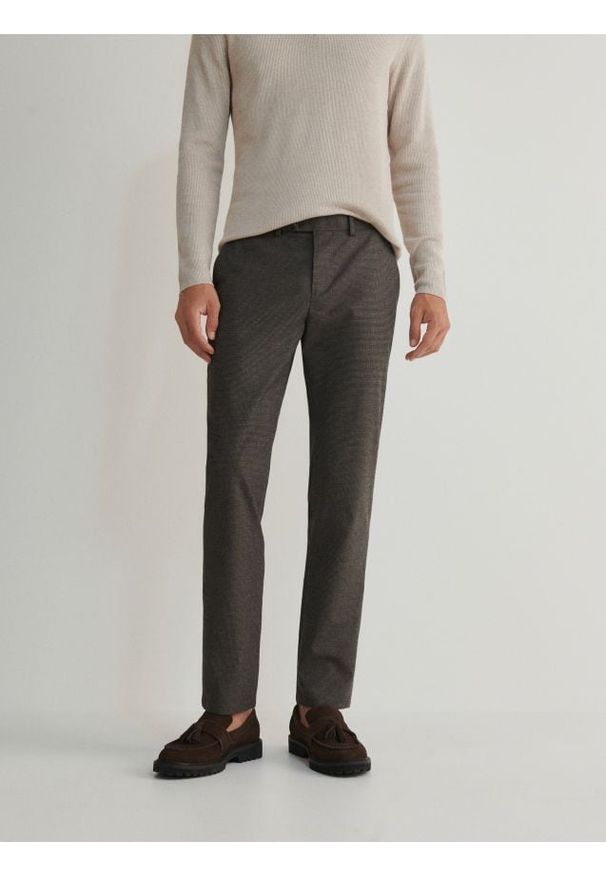 Reserved - Spodnie chino slim fit - brązowy. Kolor: brązowy. Materiał: bawełna, tkanina