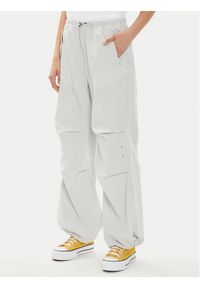 Converse Spodnie materiałowe W Parachute Pant 10026399-A02 Biały Loose Fit. Kolor: biały. Materiał: bawełna #1