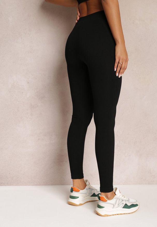 Renee - Czarne Legginsy z Prążkowanej Dzianiny Tarini. Kolor: czarny. Materiał: prążkowany, dzianina. Wzór: kolorowy