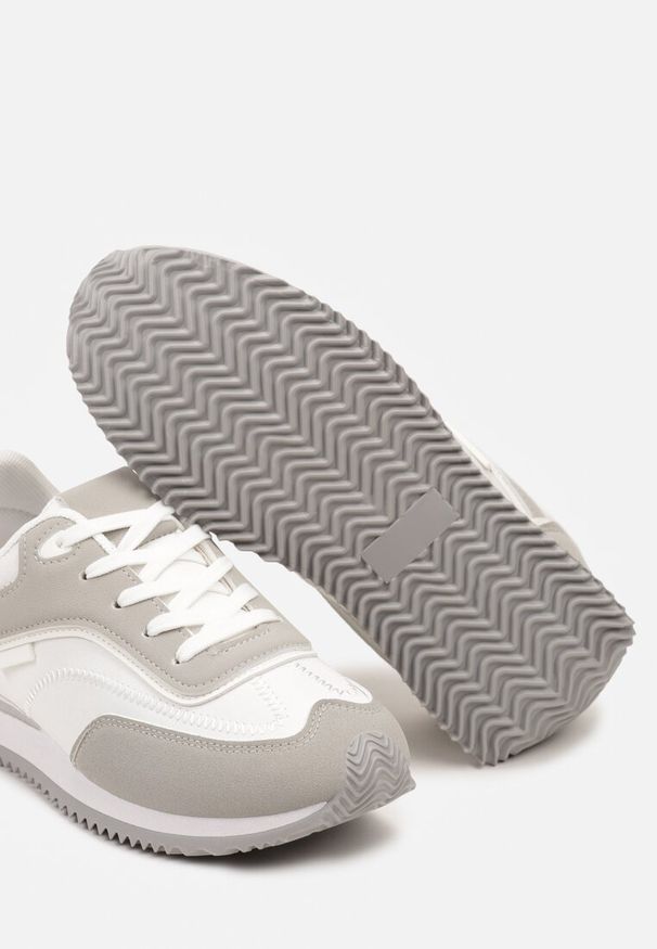 Renee - Szare Sneakersy na Płaskiej Podeszwie z Metalicznym Wykończeniem Zelmora. Nosek buta: okrągły. Zapięcie: sznurówki. Kolor: biały. Materiał: materiał. Obcas: na płaskiej podeszwie. Wysokość obcasa: niski