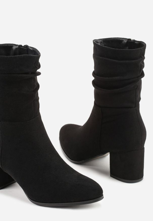 Renee - Czarne Marszczone Botki Vices z Imitacji Zamszu na Słupkowym Obcasie Atevitta. Kolor: czarny. Materiał: zamsz. Szerokość cholewki: normalna. Obcas: na obcasie. Styl: elegancki. Wysokość obcasa: średni