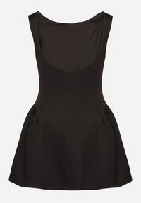 Born2be - Czarna Taliowana Sukienka z Odkrytymi Plecami Florreti. Typ kołnierza: dekolt na plecach. Kolor: czarny. Typ sukienki: dopasowane #3