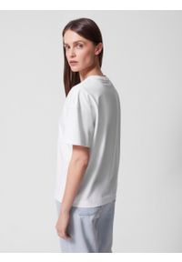outhorn - T-shirt o kroju boxy z nadrukiem damski - biały. Kolor: biały. Materiał: materiał, bawełna, dzianina. Wzór: nadruk #4