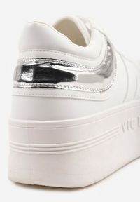 Renee - Biało-Srebrne Sneakersy Vices na Platformie z Tłoczonym Napisem ze Sznurowaniem Eanneth. Okazja: na spacer, na co dzień. Kolor: biały. Wzór: napisy. Obcas: na platformie. Sport: turystyka piesza #10