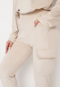 Born2be - Jasnobeżowy Welurowy Komplet Dresowy Bluza z Ozdobną Kieszenią i Luźne Spodnie z Kieszeniami Whisperia. Kolor: beżowy. Materiał: welur, dresówka #7