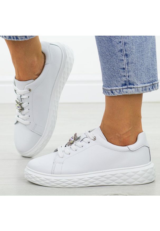 Białe wt skórzane sneakersy damskie Sergio Leone Sp110. Okazja: na co dzień. Zapięcie: sznurówki. Kolor: biały. Materiał: skóra. Sezon: wiosna, jesień, lato. Obcas: na platformie. Styl: klasyczny, casual