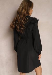 Renee - Czarna Rozkloszowana Sukienka Koszulowa z Falbankami i Koronką Naik. Typ kołnierza: kołnierz z falbankami. Kolor: czarny. Materiał: koronka. Wzór: koronka. Typ sukienki: koszulowe. Długość: mini #5