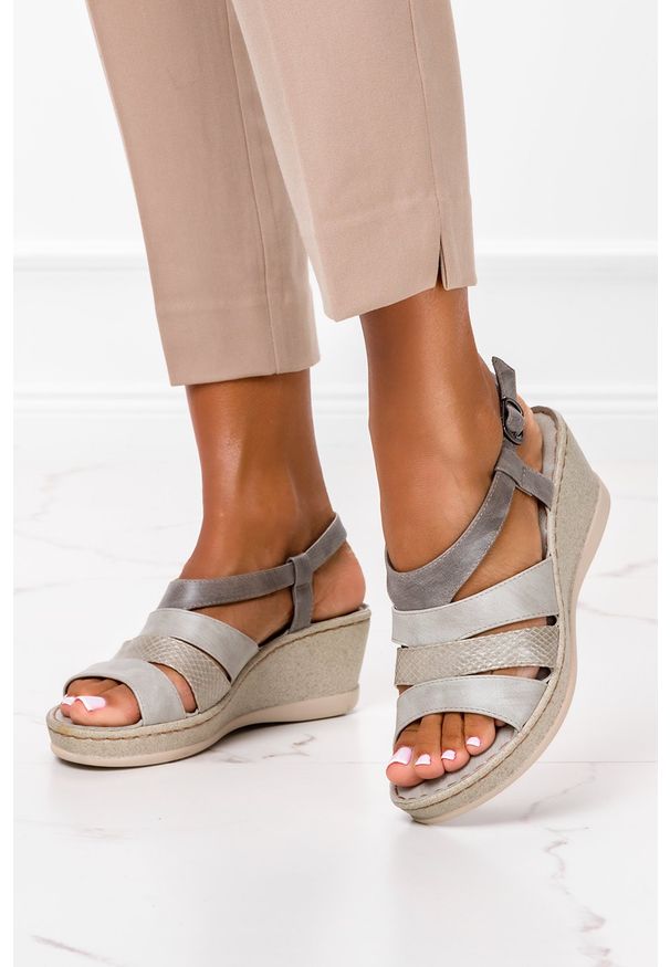 Casu - Szare sandały na koturnie z odkrytymi palcami casu f19x2/g. Nosek buta: otwarty. Kolor: szary. Obcas: na koturnie