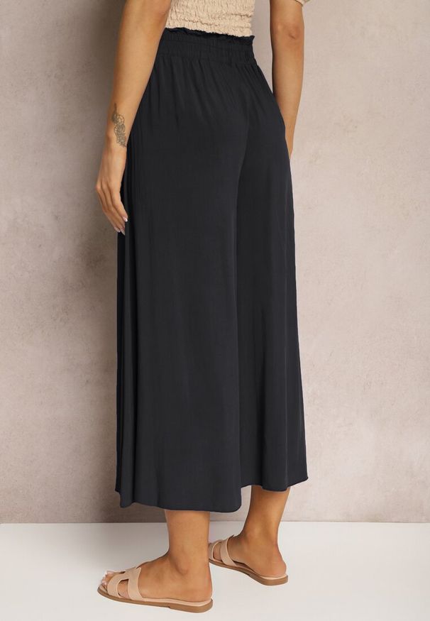 Renee - Czarne Wiskozowe Spodnie Palazzo z Gumką w Talli Zdobione Guzikami z Nogawkami 3/4 Efinna. Okazja: na spacer, do pracy, na co dzień. Kolor: czarny. Materiał: wiskoza. Wzór: aplikacja. Sezon: lato. Styl: elegancki, casual