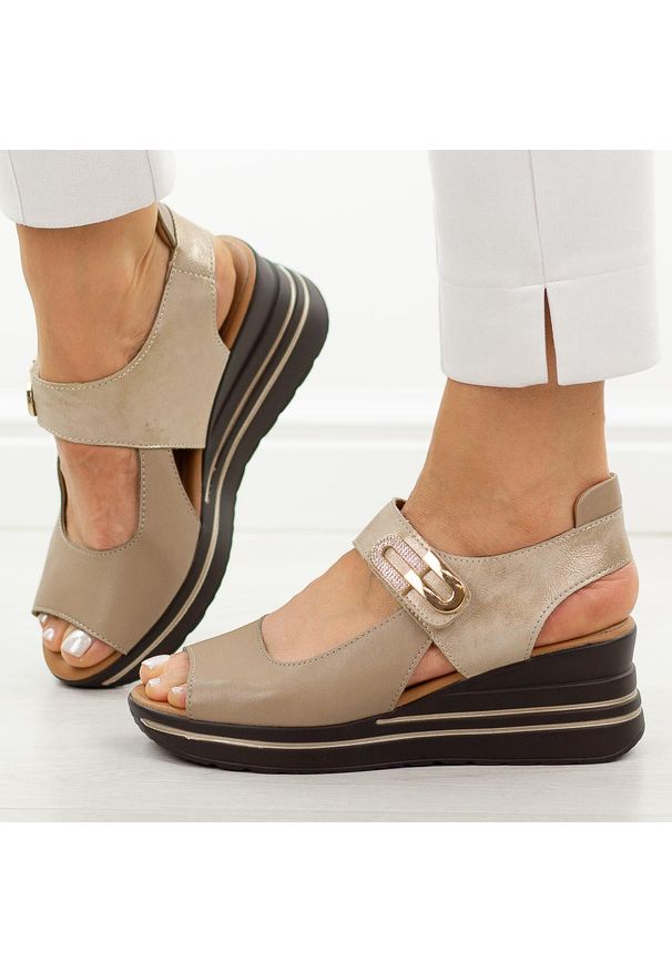 Beżowe skórzane sandały damskie na koturnie M.Daszyński 25144-1. Okazja: na co dzień. Zapięcie: rzepy. Kolor: beżowy. Materiał: skóra. Sezon: wiosna, lato. Obcas: na koturnie. Styl: casual, elegancki, klasyczny