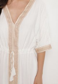 Born2be - Biała Wiskozowa Sukienka z Ażurową Lamówką Aravellea. Okazja: na co dzień. Typ kołnierza: dekolt w serek. Kolor: biały. Materiał: wiskoza. Wzór: ażurowy. Styl: casual, elegancki #6