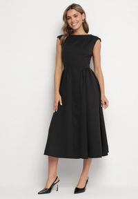 Born2be - Czarna Sukienka o Rozkloszowanym Kroju z Wiązaniem i Dekoltem w Łódkę Aladriela. Okazja: na co dzień. Typ kołnierza: dekolt w łódkę. Kolor: czarny. Długość rękawa: krótki rękaw. Sezon: wiosna, lato. Styl: klasyczny, casual #1