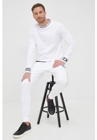 Michael Kors bluza męska kolor biały z aplikacją. Kolor: biały. Materiał: dzianina. Wzór: aplikacja