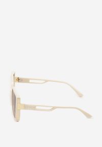 Born2be - Jasnobeżowe Kwadratowe Okulary Przeciwsłoneczne z Filtrem UV Talunetta. Kolor: beżowy. Materiał: jeans