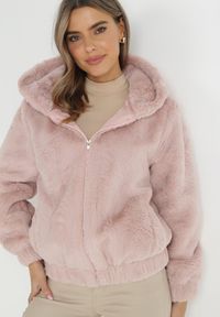 Born2be - Jasnoróżowa Kurtka Futerko Teddy Oversize Denon. Typ kołnierza: kaptur. Kolor: różowy. Materiał: futro. Sezon: zima, jesień #6
