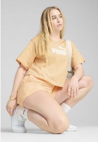 Puma - Damska luźna koszulka z logo NO.1 ESS Cropped PUMA Almost Apricot Orange. Kolor: żółty, pomarańczowy, wielokolorowy. Materiał: jeans. Wzór: nadruk