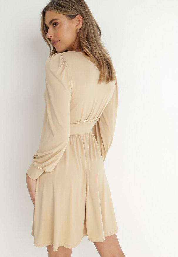 Born2be - Jasnobeżowa Sukienka Kopertowa Taliowana Maecenus. Okazja: na co dzień. Typ kołnierza: dekolt w serek. Kolor: beżowy. Materiał: wiskoza. Typ sukienki: kopertowe. Styl: casual, elegancki