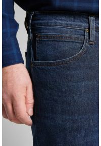 Lee - MĘSKIE SPODNIE JEANSOWE LEE DAREN ZIP FLY REGULAR STRAIGHT Dark Bluegrass L707KNUK 112118225. Okazja: na co dzień. Wzór: nadruk. Styl: klasyczny, elegancki, casual