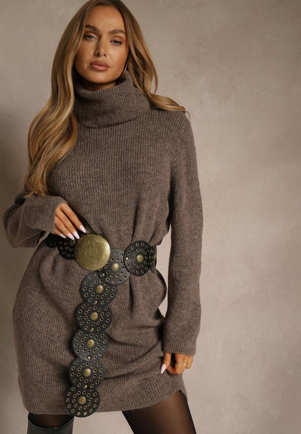 Renee - Jasnobrązowa Sweterkowa Sukienka Golf z Wełną i Wiskozą Fedorina. Okazja: na co dzień. Typ kołnierza: golf. Kolor: brązowy. Materiał: wiskoza, wełna. Typ sukienki: oversize. Styl: casual. Długość: midi