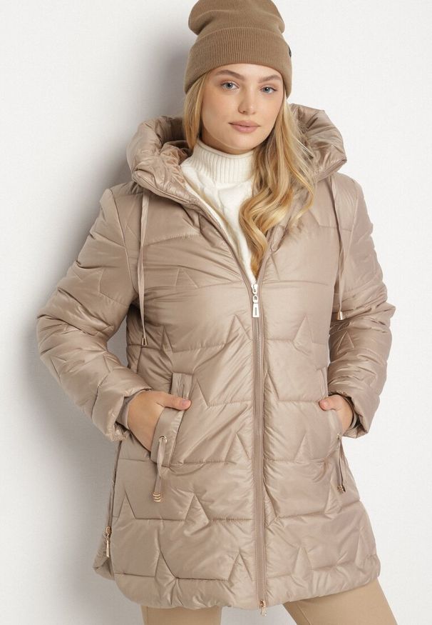 Born2be - Brązowa Pikowana Kurtka o Prostym Kroju z Kapturem Nalarea. Okazja: na co dzień. Typ kołnierza: kaptur. Kolekcja: plus size. Kolor: brązowy. Materiał: dzianina, jeans, poliester. Styl: klasyczny, casual, elegancki