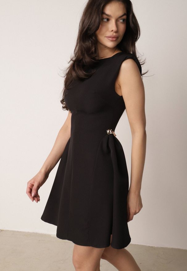 Born2be - Czarna Elegancka Sukienka Bez Rękawów Zdobiona Przypinkami w Talii Rhaegina. Okazja: na co dzień. Kolor: czarny. Długość rękawa: bez rękawów. Wzór: aplikacja. Typ sukienki: rozkloszowane, proste. Styl: elegancki