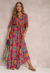 Renee - Różowa Sukienka z Wiskozy Lylian. Kolor: różowy. Materiał: wiskoza. Wzór: aplikacja, kwiaty. Sezon: lato. Typ sukienki: kopertowe. Styl: retro, elegancki. Długość: maxi #5