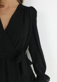 Born2be - Czarna Sukienka Pronynome. Kolor: czarny. Materiał: tkanina, guma. Wzór: aplikacja. Typ sukienki: kopertowe. Długość: mini #2