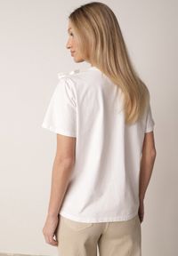 Born2be - Biały Klasyczny T-shirt z Bawełny Zdobiony Aplikacją 3D w Kształcie Kwiatów Noebel. Okazja: na co dzień. Kolor: biały. Materiał: bawełna. Wzór: aplikacja, kwiaty. Styl: klasyczny #6