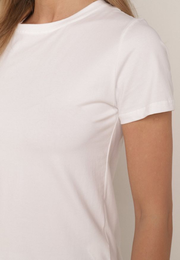 Born2be - Biały Klasyczny T-shirt z Bawełny o Prostym Kroju Heneia. Okazja: na co dzień. Kolor: biały. Materiał: bawełna. Długość: długie. Wzór: aplikacja. Styl: klasyczny
