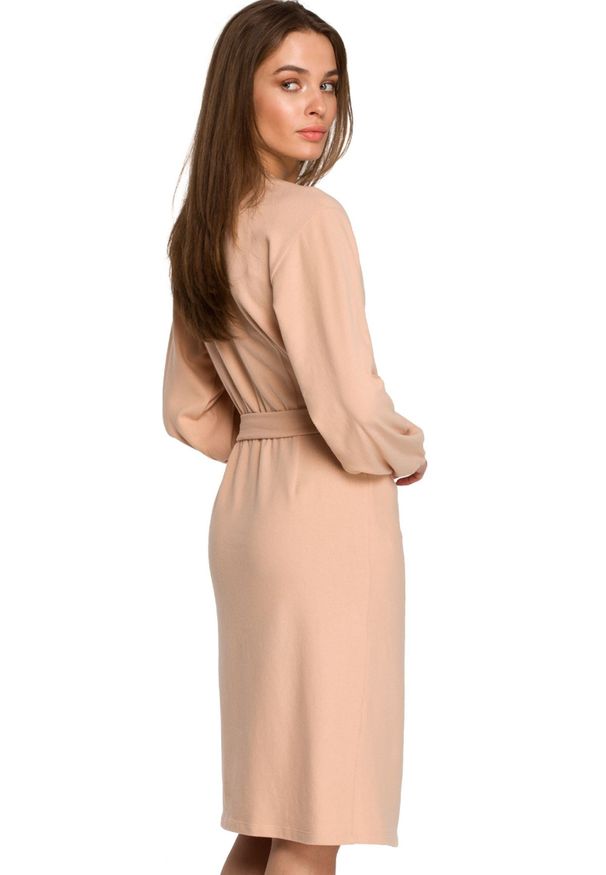 Style - Dzianinowa kopertowa sukienka wiązana na boku beżowa. Kolor: beżowy. Materiał: dzianina. Typ sukienki: kopertowe