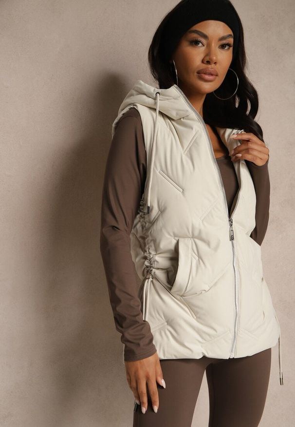 Renee - Biała Pikowana Kamizelka z Kapturem w Stylu Basic Cleopie. Okazja: na spacer, na co dzień. Typ kołnierza: kaptur. Kolor: biały. Styl: casual, klasyczny, sportowy