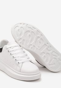 Born2be - Biało-Czarne Sneakersy z Ozdobnym Zapiętkiem i Platformą Britma. Nosek buta: okrągły. Zapięcie: sznurówki. Kolor: biały. Materiał: materiał. Obcas: na platformie. Wysokość obcasa: niski #6