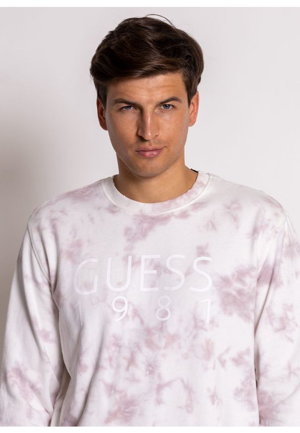 Bluza męska Guess Erle CN Fleece (M1RQ72KAD81-F66Y). Kolor: biały. Materiał: denim, jeans, materiał. Sezon: lato. Styl: młodzieżowy