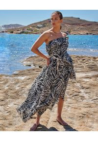 BY CABO - Asymetryczna sukienka z printem Aruba. Kolor: czarny. Wzór: nadruk. Sezon: lato. Typ sukienki: asymetryczne. Styl: elegancki. Długość: maxi #7