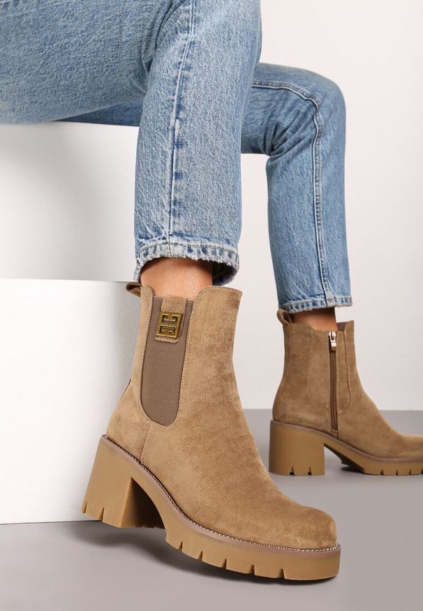 Born2be - Ciemnobeżowe Botki Sztyblety na Obcasie z Elastyczną Wstawką i Aplikacją Zinovelle. Okazja: na co dzień. Kolor: beżowy. Materiał: jeans, guma. Wzór: aplikacja. Obcas: na obcasie. Styl: klasyczny, elegancki, wizytowy, casual. Wysokość obcasa: średni