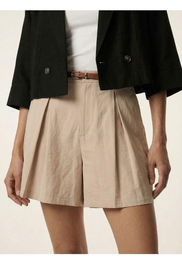Sinsay - Szorty bermudy z paskiem i domieszką wiskozy - beżowy. Kolor: beżowy. Materiał: wiskoza