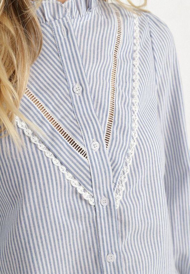 Born2be - Jasnoniebieska Koszula z Bawełną Falbanką w Paski Arriranea. Okazja: na co dzień, na spotkanie biznesowe. Typ kołnierza: kołnierz z falbankami. Kolor: niebieski. Materiał: bawełna. Wzór: paski. Styl: casual, biznesowy, klasyczny