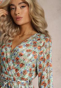 Renee - Zielona Sukienka Nymney. Kolor: zielony. Długość rękawa: długi rękaw. Wzór: kwiaty. Typ sukienki: kopertowe. Długość: maxi