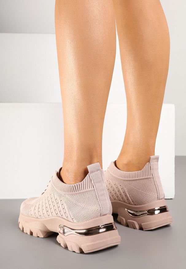 Born2be - Różowe Buty Sportowe Sneakersy Siateczkowe na Podeszwie z Tłoczeniami i Aplikacją Istewia. Okazja: na co dzień, na spacer. Nosek buta: okrągły. Kolor: różowy. Materiał: jeans. Wzór: aplikacja. Obcas: na obcasie. Wysokość obcasa: średni. Sport: turystyka piesza