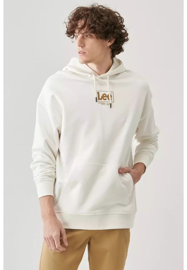 Lee - LEE LOOSE HOODIE MĘSKA BLUZA Z KAPTUREM LOGO ECRU L83SSPNQ 112145616. Typ kołnierza: kaptur