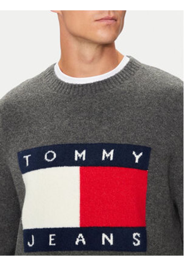 Tommy Jeans Sweter Flag DM0DM19442 Szary Regular Fit. Kolor: szary. Materiał: syntetyk