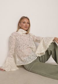 Born2be - Beżowa Wiskozowa Bluzka z Koronki z Bawełną Kokardą i Rozszerzanymi Rękawami Andrice. Okazja: na randkę. Typ kołnierza: kokarda. Kolor: beżowy. Materiał: wiskoza, bawełna, koronka. Wzór: koronka. Styl: klasyczny #1
