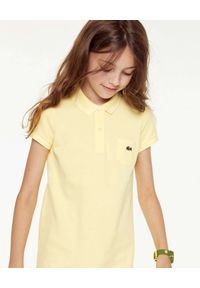 Lacoste - LACOSTE - Bawełniana żółta sukienka z logo. Typ kołnierza: polo. Kolor: żółty. Materiał: bawełna. Wzór: prążki. Typ sukienki: proste