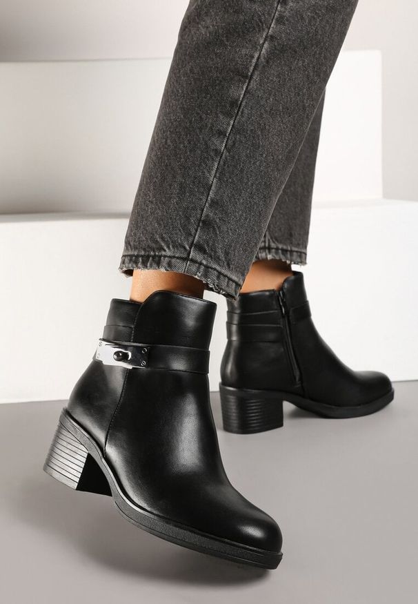 Born2be - Czarne Botki na Słupkowym Obcasie Zdobione Metalową Aplikacją Realora. Okazja: na co dzień. Zapięcie: zamek. Kolor: czarny. Materiał: jeans. Wzór: aplikacja. Obcas: na obcasie. Styl: wizytowy, elegancki, casual. Wysokość obcasa: średni