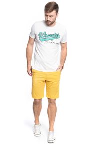 Wrangler - SPODENKI WRANGLER CHINO SHORT MIMOSA YELLOW W14AKM33D. Materiał: materiał #9