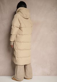 Renee - Beżowa Długa Kurtka Pikowana z Kapturem Serea. Okazja: na co dzień. Typ kołnierza: kaptur. Kolor: beżowy. Materiał: jeans. Długość: długie. Styl: casual #5